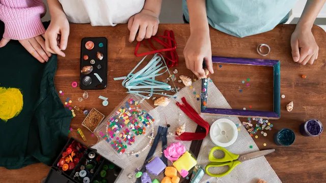 Come trasformare le shopper di plastica in una borsa a tracolla fashion ed ecosostenibile in pochi passaggi