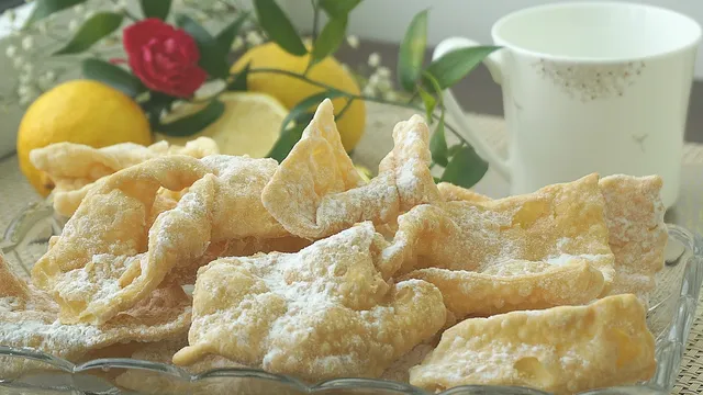 Chiacchiere di Carnevale leggere e friabili: ecco i 5 errori da evitare dall’impasto alla frittura