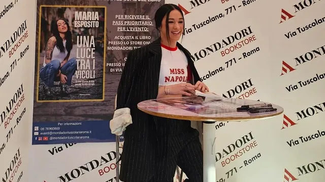 Mare Fuori, Maria Esposito si racconta: ecco alcune curiosità del suo libro “Una luce tra i vicoli”