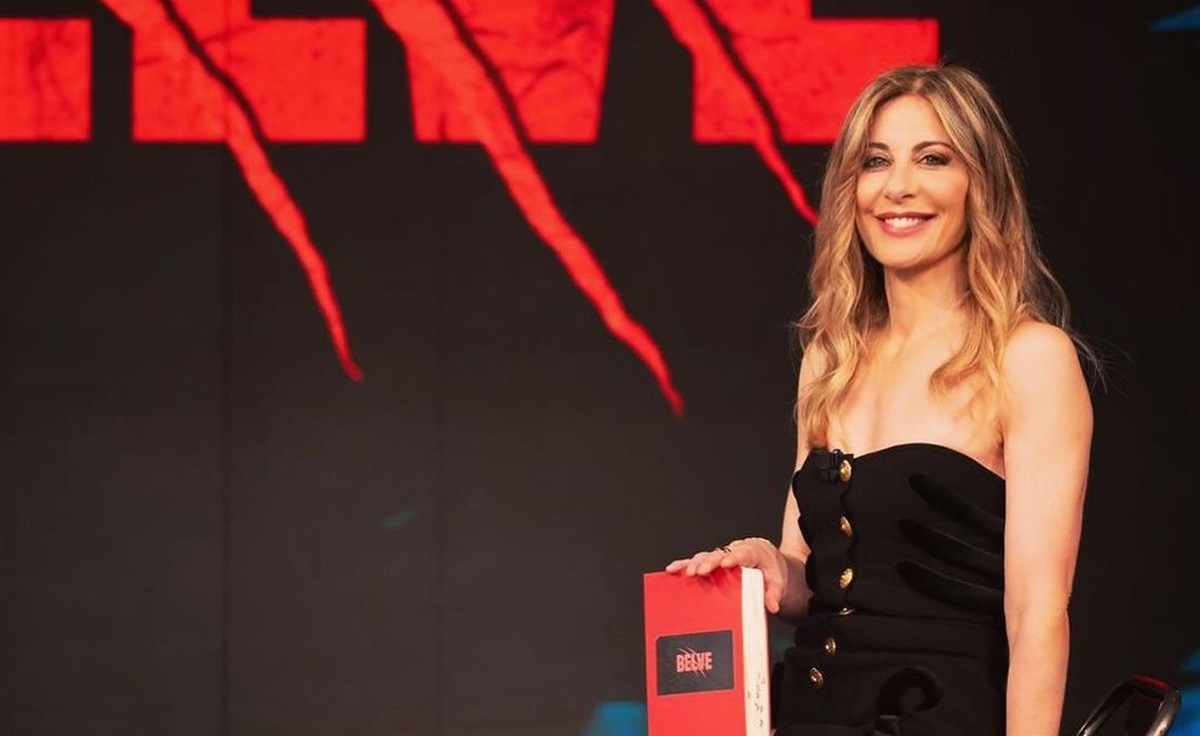 Francesca Fagnani presenta Belve sul set con un look elegante e il libro iconico del programma