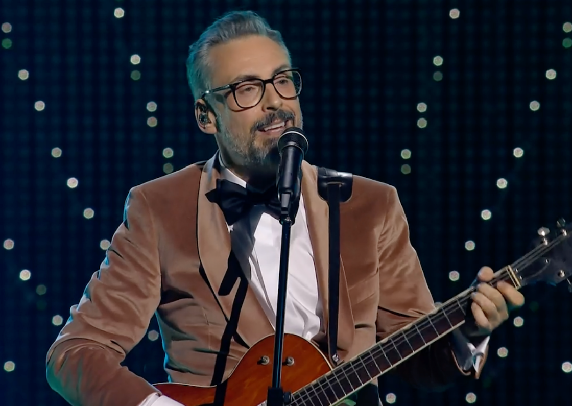 Brunori Sas sul palco di Sanremo 2025