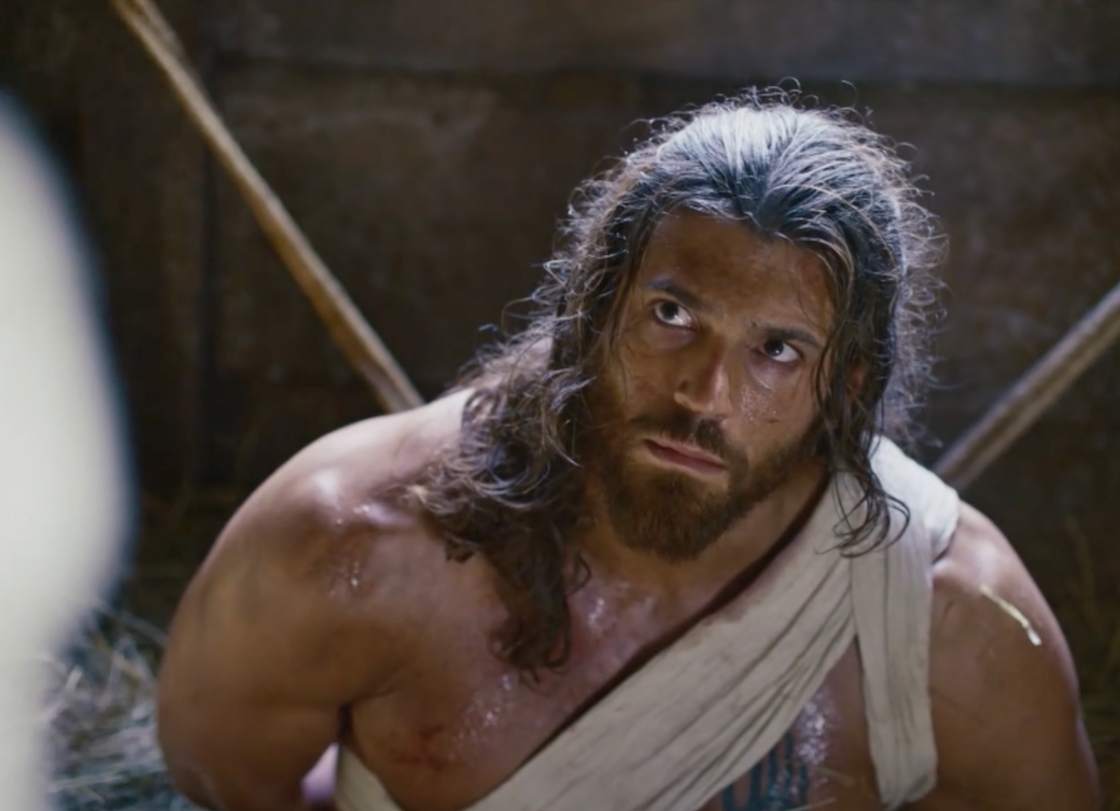 Can Yaman in una scena de Il Turco